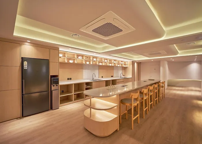 Uh Continental Centerpoint Отель 4*