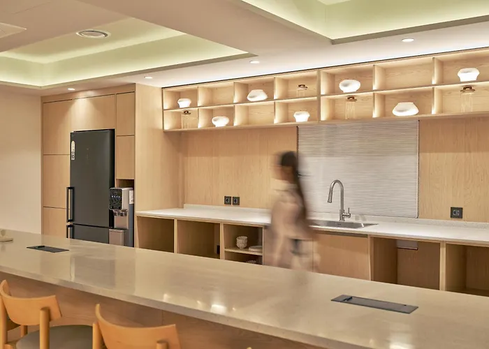 Uh Continental Centerpoint Отель 4*
