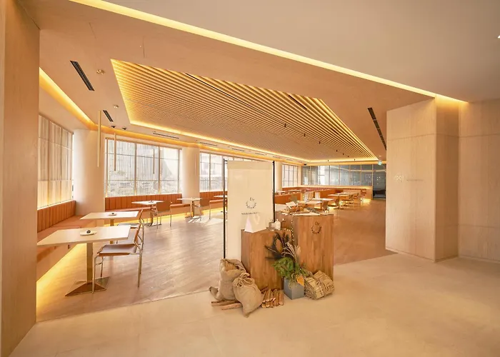 Uh Continental Centerpoint Отель 4*