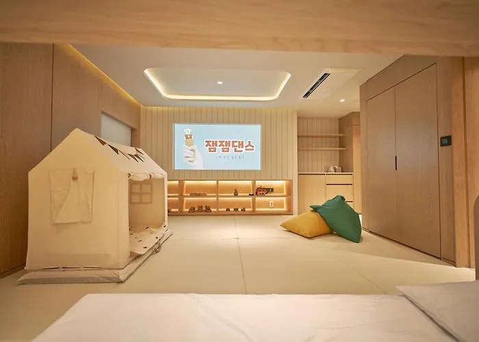 Uh Continental Centerpoint Отель 4*
