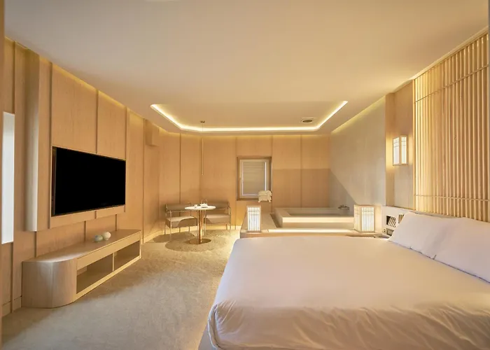 Отель Uh Continental Centerpoint 4*