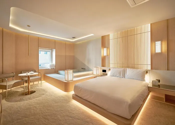 Uh Continental Centerpoint Отель 4*