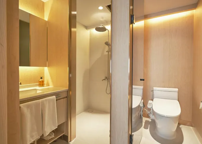Отель Uh Continental Centerpoint 4*