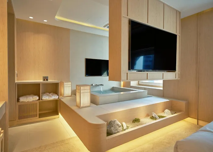 Uh Continental Centerpoint Отель 4*