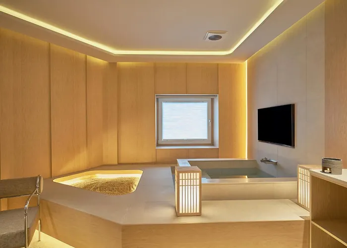 Отель Uh Continental Centerpoint 4*