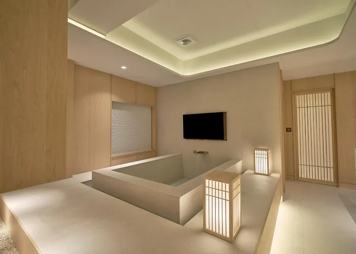 Uh Continental Centerpoint Отель 4*